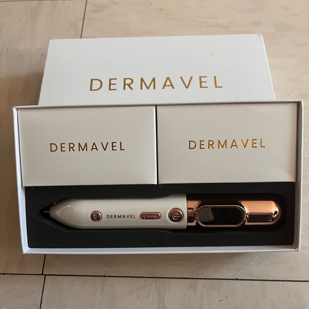 White and Gold Skincare Tool